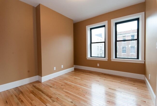 Building Photo - ROOM RENTAL in Bright, Modern 5Bed - Great...
