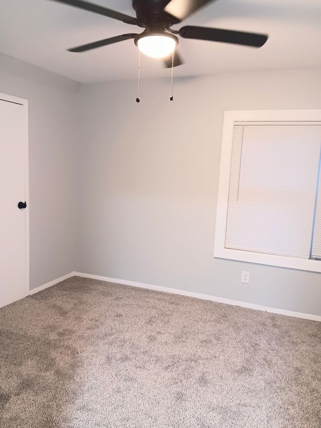 Building Photo - 3 Bedroom Sunnyside Beauty