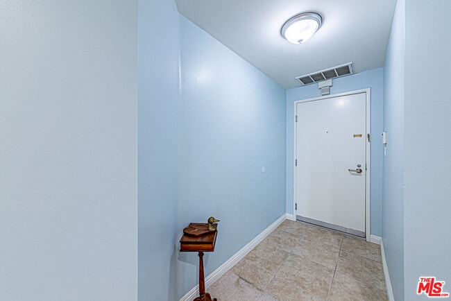 Building Photo - 620 S Gramercy Pl
