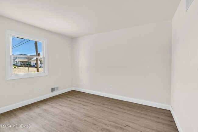 Building Photo - 205 S Shore Dr