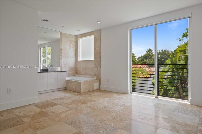 Building Photo - 7004 NE 5th Ave