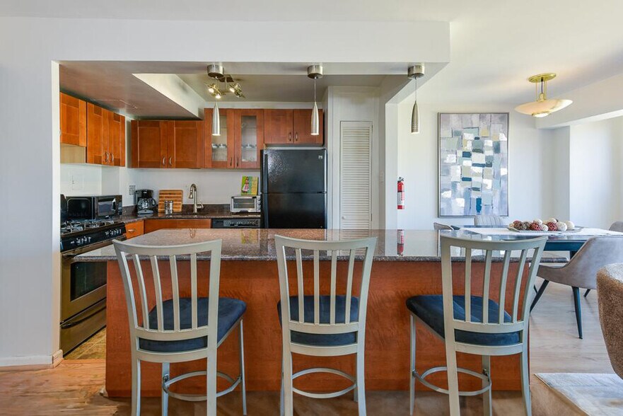 Building Photo - 522 21st St NW