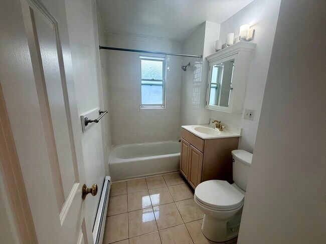 Building Photo - 19 Banks St