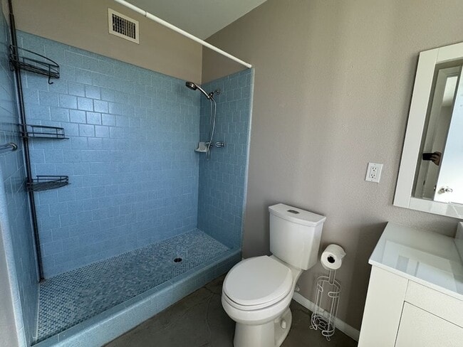 Building Photo - Mid Century and Mountain Views