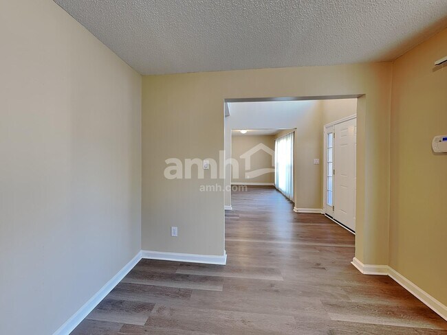 Building Photo - 285 Thornbush Ln