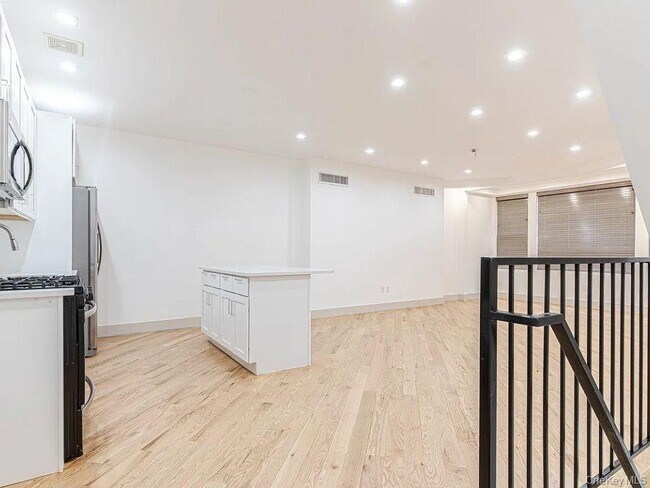 Building Photo - 282 E 38th St
