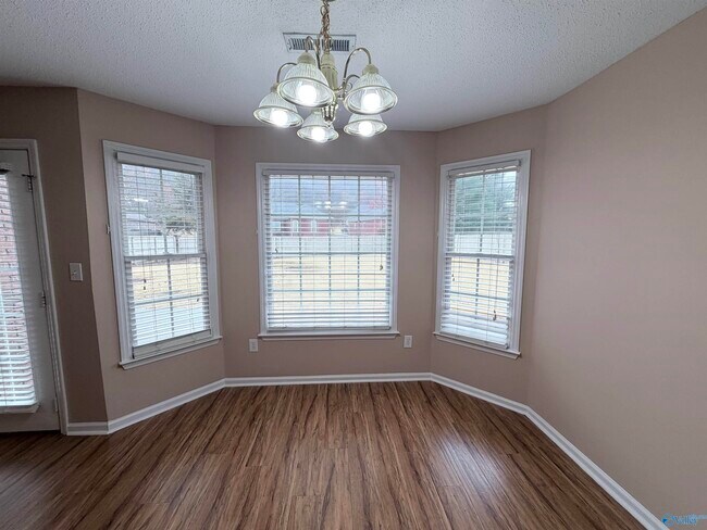 Building Photo - 2813 Willowick Tr SE