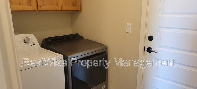 Building Photo - 108 SW Little Meadow Ln