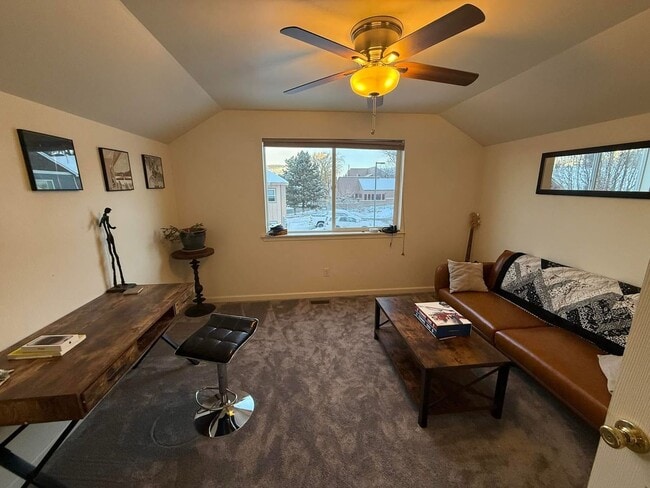 Building Photo - 3 Bedroom & 2 Bath Home with 2 Car Garage....