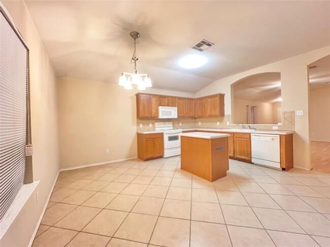 Building Photo - 222 Mossy Rock Dr