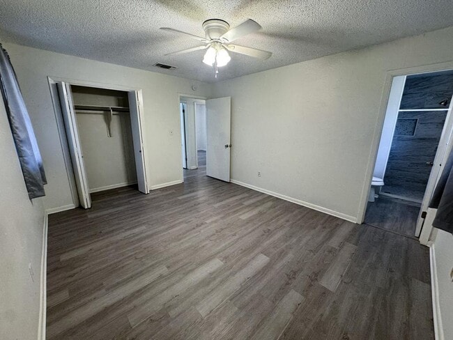 Building Photo - 702 Monterrey Dr