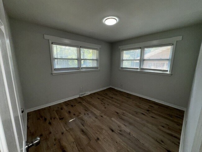 Building Photo - Newly renovated 2-bedroom, 1-bath duplex in Charlotte Located just minutes from NoDa, Plaza Midwo...