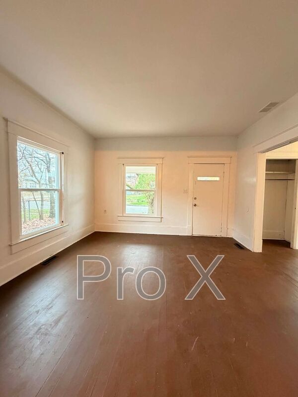 Building Photo - 1727 S Empire Ave