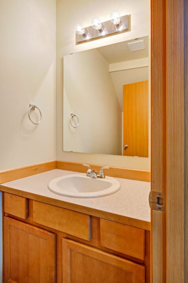 Building Photo - **$500 MOVE IN CREDIT if move in occurs pr...