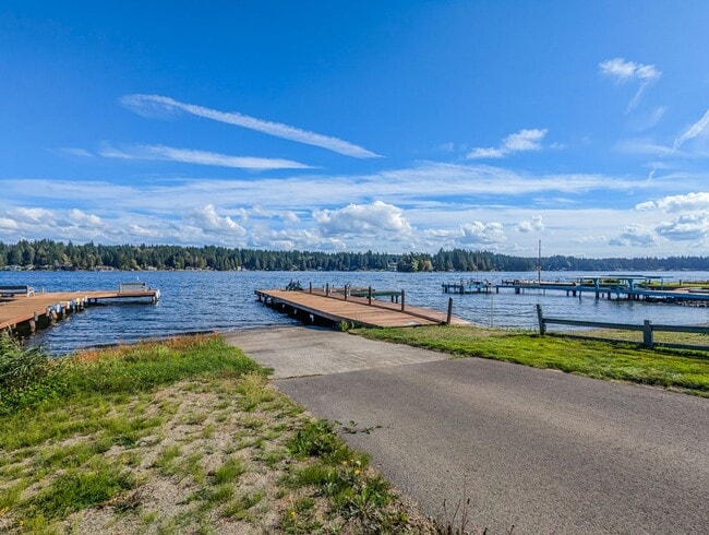 Building Photo - Charming 3 bed, 2 bath Lake Goodwin rambler!