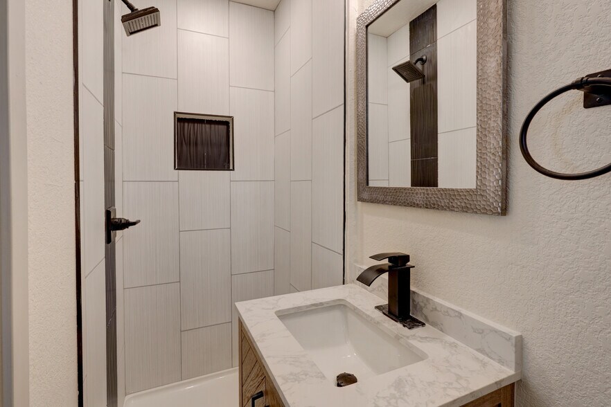 Building Photo - 1149 Victor St