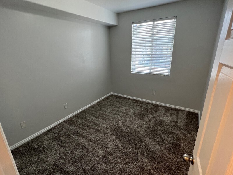 Building Photo - 610 N 400 W