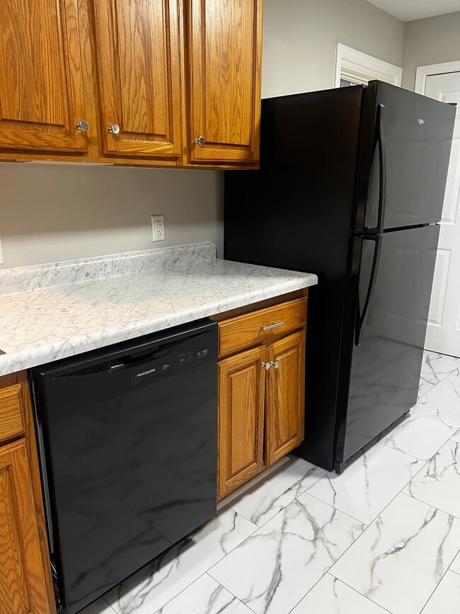 Building Photo - 824 Strawberry Ln