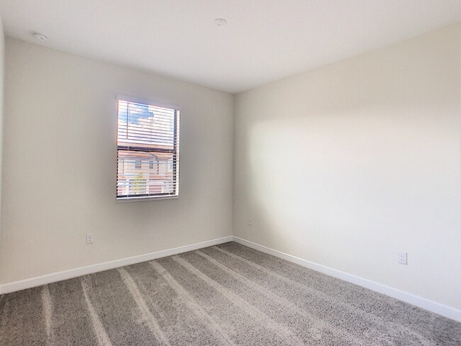 Building Photo - Gorgeous 4 bedroom townhome!