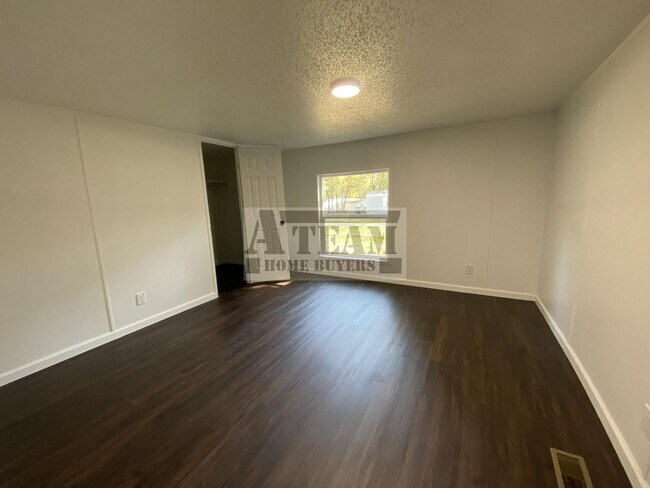 Building Photo - Fully Remodeled 3 Bed 2 Bath on Large lot.