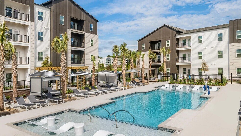 Building Photo - 6000 Front St