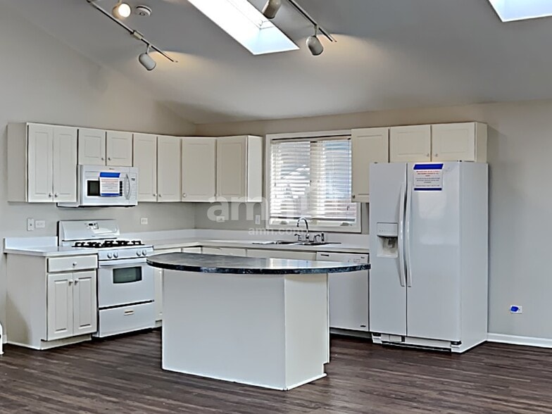 Building Photo - 121 Valleywood Dr