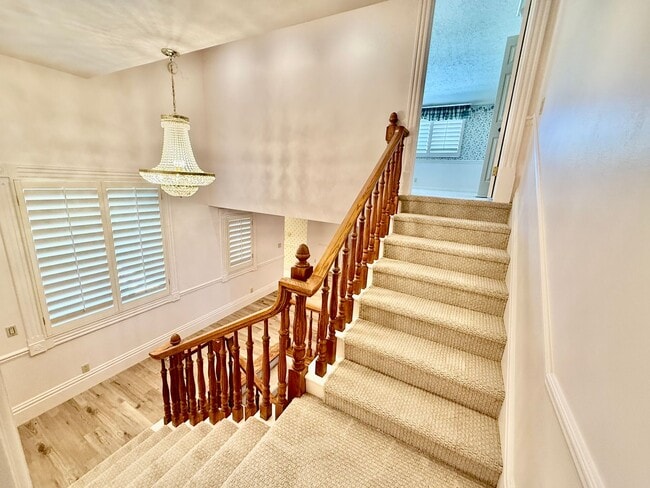 Building Photo - Distinctive and Spacious 5-BR Home in Bloomington