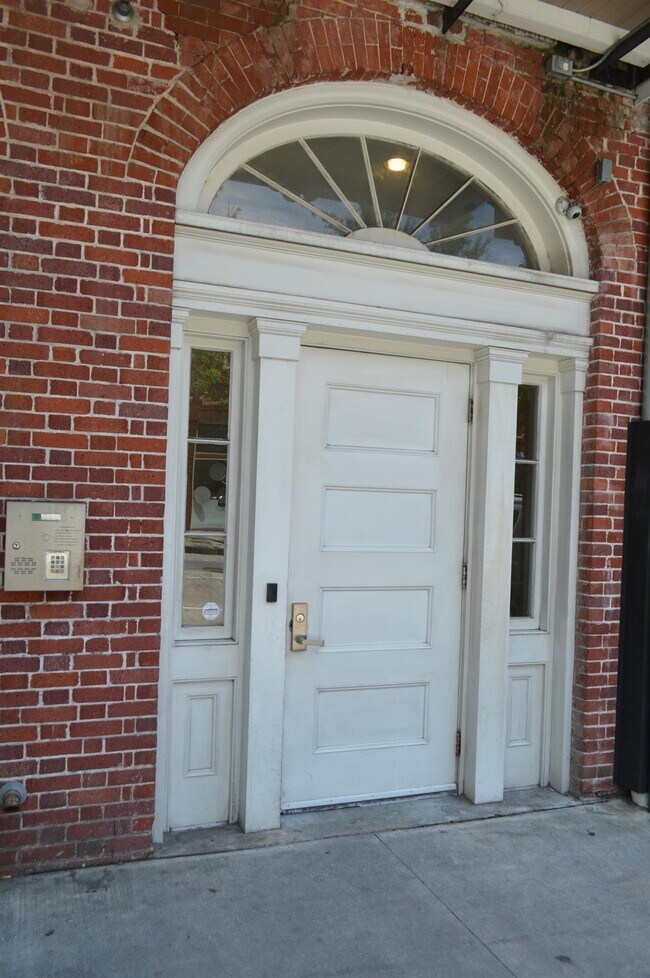 Building Photo - 800 St Charles Ave