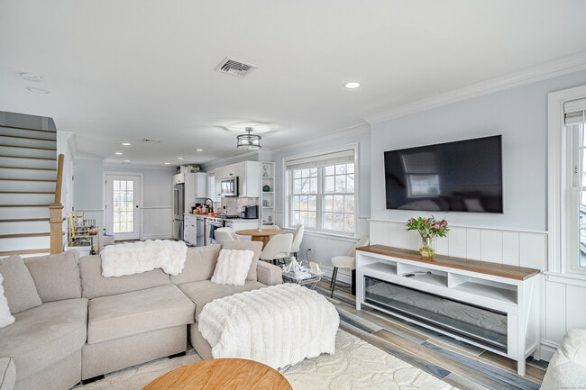 Building Photo - 1140 Fairfield Beach Rd