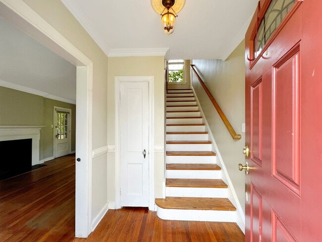 Building Photo - Charming 3-Bedroom Brick Colonial in Edgewood