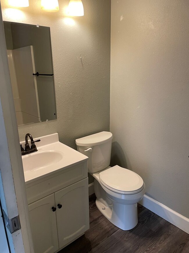 Building Photo - Recently renovated apartment in Lincoln City!