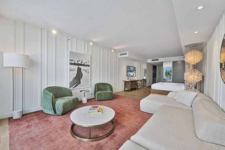 Primary Photo - 2201 Collins Ave