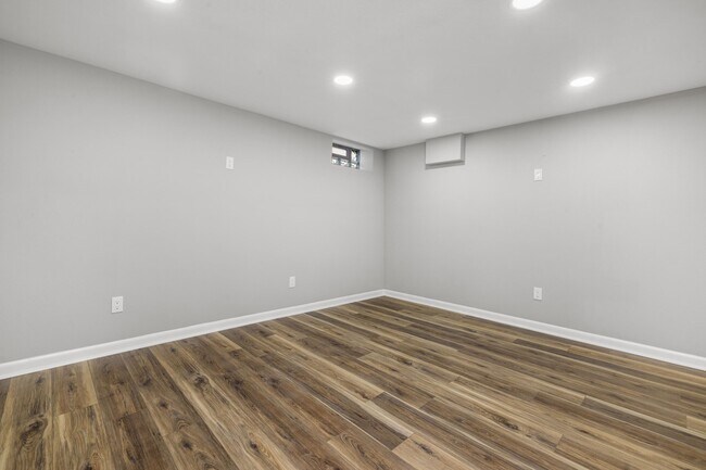 Building Photo - 5348 N Lydell Ave