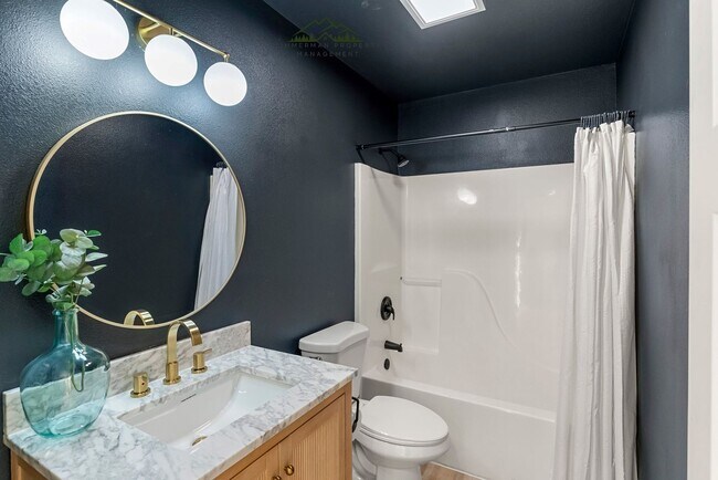 Building Photo - 4 bedroom 2.5 bathroom home with Panoramic views!
