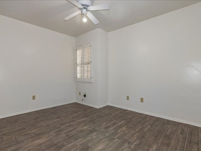 Building Photo - 3 Bedroom, 2.5 Bath