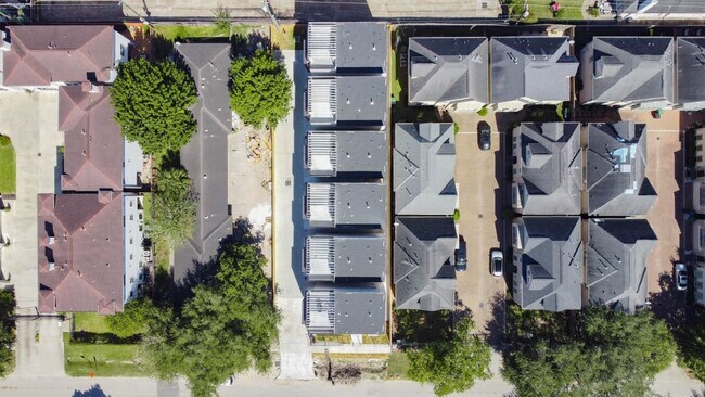 Building Photo - 5634 Dolores St