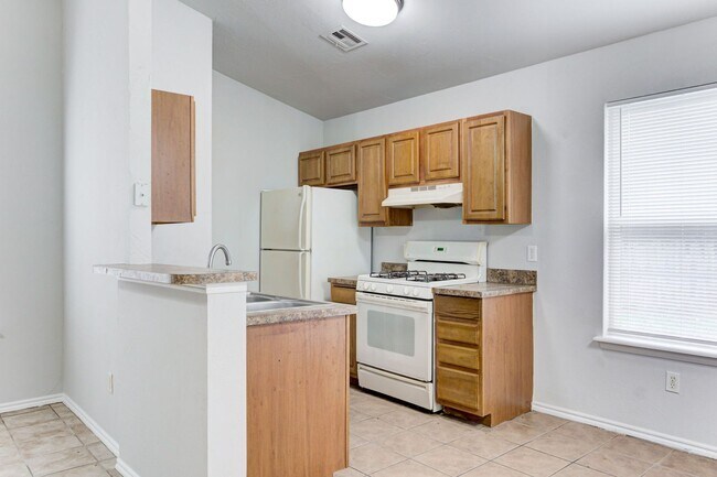 Building Photo - Cute 3BD/2BTH Duplex in Central East Norman!