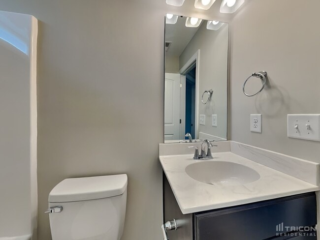 Building Photo - 653 Lakemont Dr