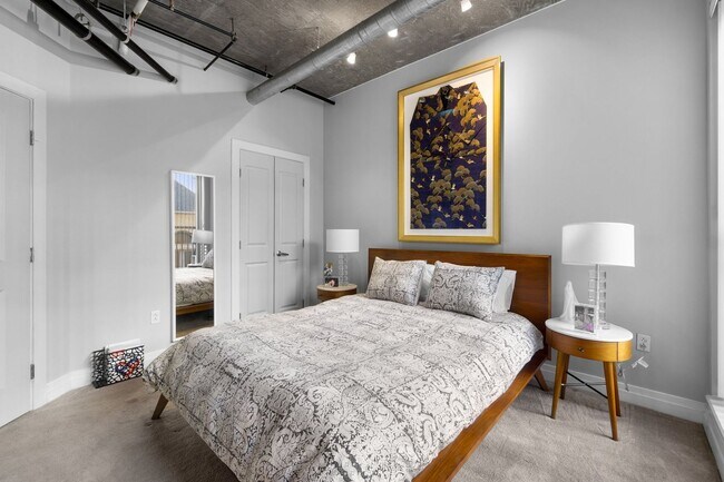 Building Photo - 2 Bed 2 Bath - Mount Vernon Condo - Garage Parking Space Included