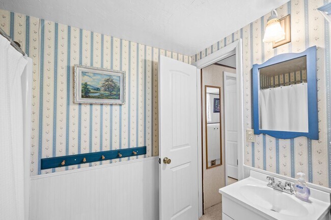 Building Photo - 3 bedroom, 2 bathroom, Spacious Scenic Munds Park Home!