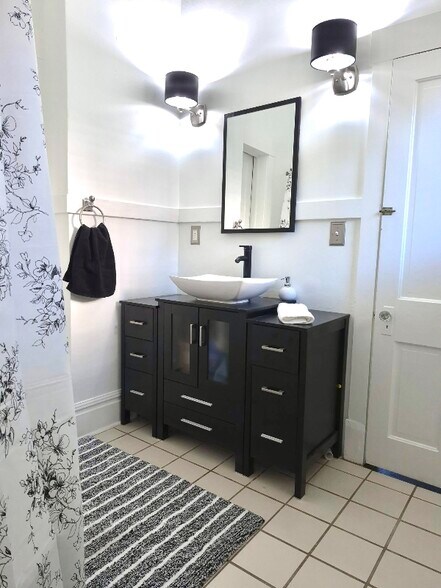 Building Photo - 1570 Linden Ave