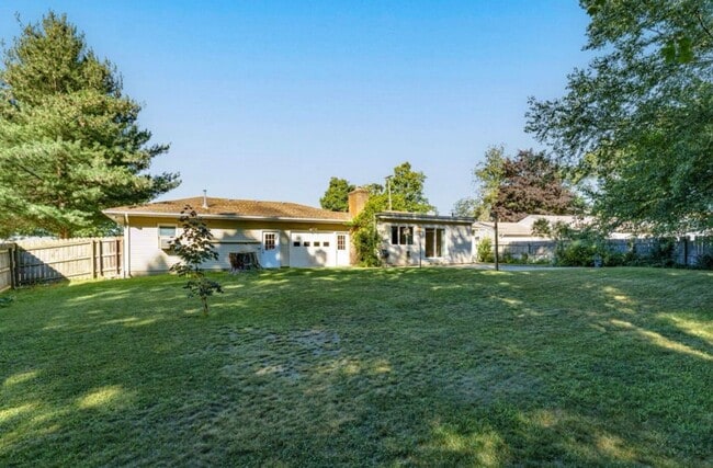 Building Photo - 3 Bedroom Home in Portage by West Lake