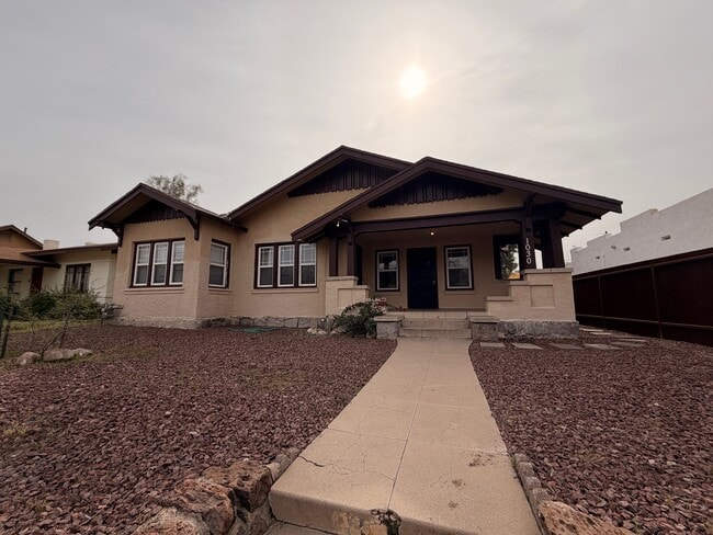 Building Photo - 1030 E 7th St