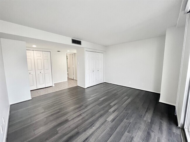 Building Photo - 2016 Main St