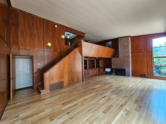 Building Photo - Stunning 5 Bed 3 Bath Naglee Park Home With Scenic Views