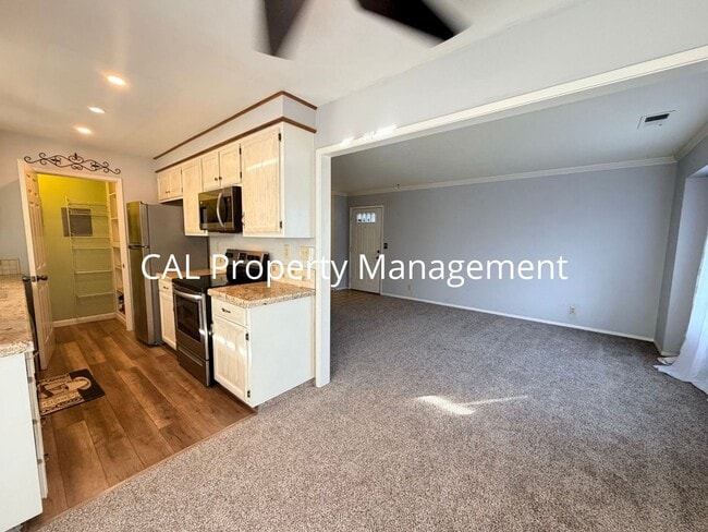 Building Photo - Charming 2BD Home in Gated Community with Pool & Garage