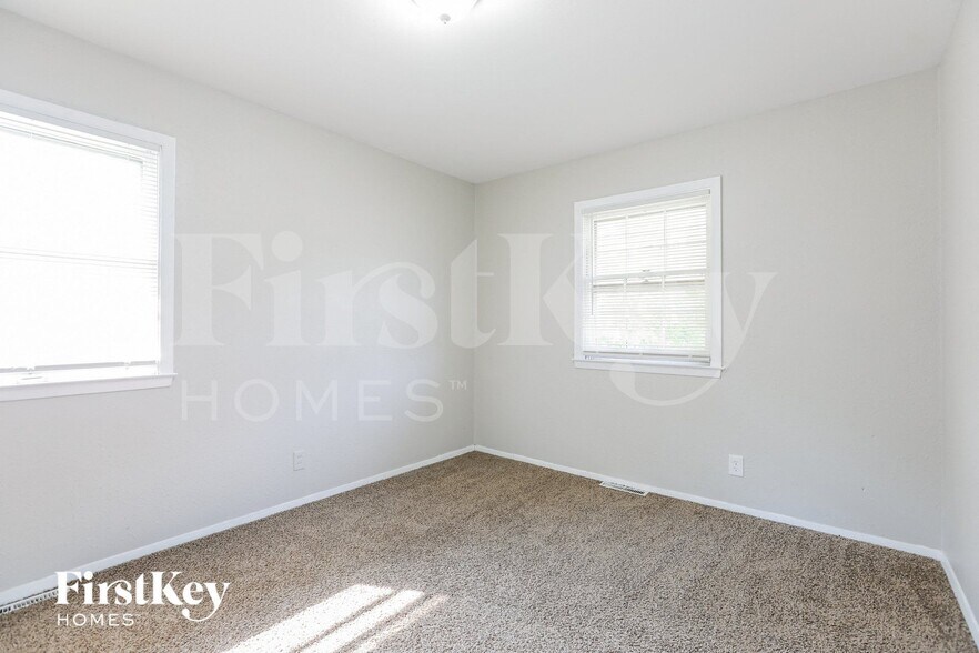 Building Photo - 3605 S Stayton Ave