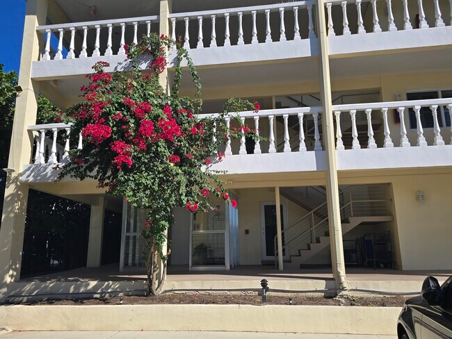 Building Photo - 60 Venetian Dr