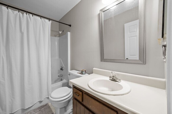 Building Photo - Adorable End-Unit Townhome in Desirable No...