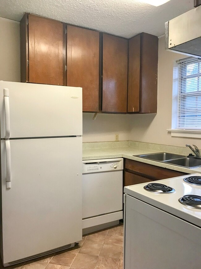 Building Photo - Summerville Townhome with Fully Equipped Kitchen